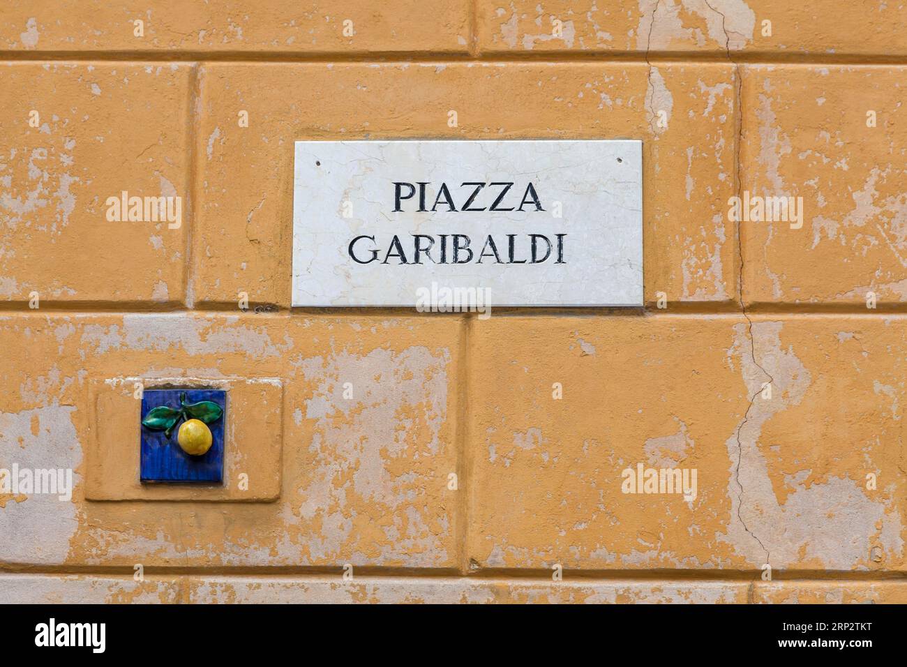 Piazza Garibaldi, Straßenschild, Limone sul Garda, Gardasee, Norditalien, Italien Stockfoto