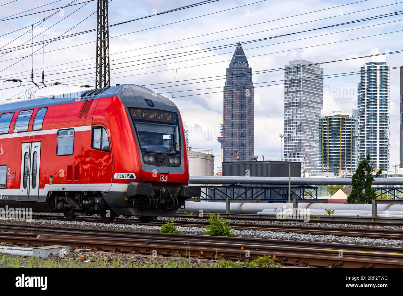 Zugverkehr in Frankfurt am Main, Regionalzug vor der Skyline von Mainhatten, Frankfurt am Main, Hessen, Deutschland Stockfoto
