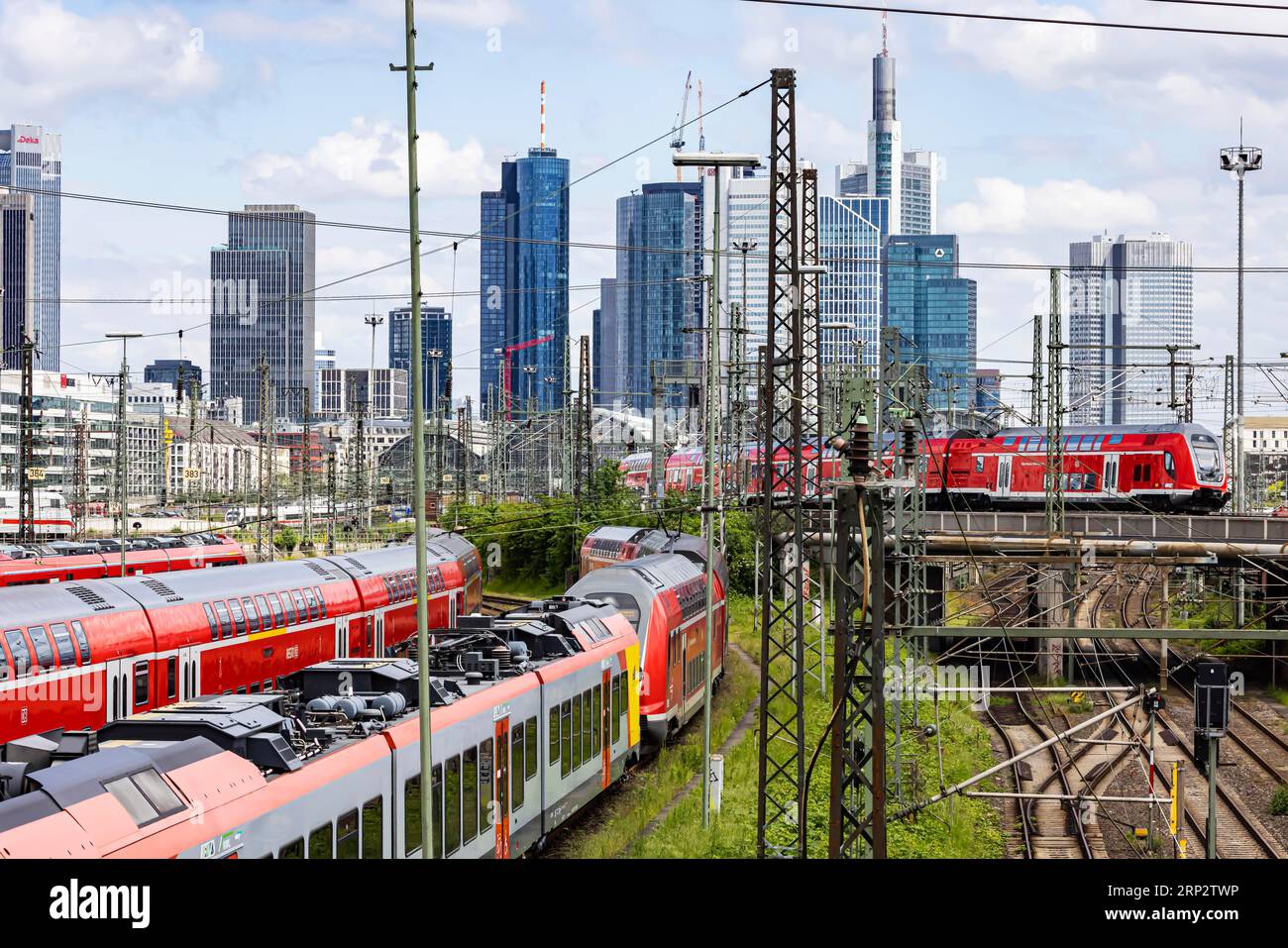 Zugverkehr in Frankfurt am Main, Regionalzug vor der Skyline von Mainhatten, Frankfurt am Main, Hessen, Deutschland Stockfoto