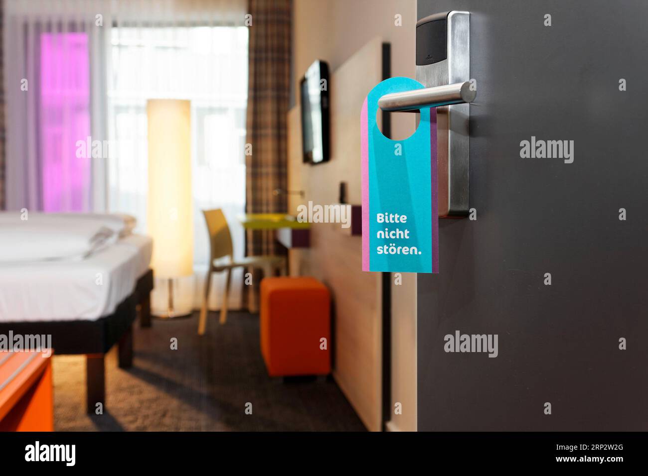 Modernes Hoteldesign, einfaches Hotelzimmer, zertifiziert mit zwei Dehoga-Sternen, Deutschland Stockfoto