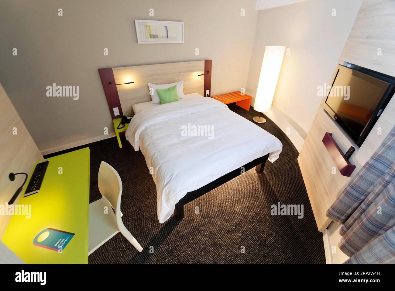 Modernes Hoteldesign, einfaches Hotelzimmer, zertifiziert mit zwei Dehoga-Sternen, Deutschland Stockfoto