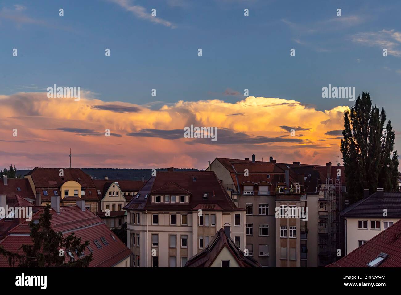 Gewitterwolken über den Häusern der Stadt, Abendstimmung, Stuttgart, Baden-Württemberg, Deutschland Stockfoto