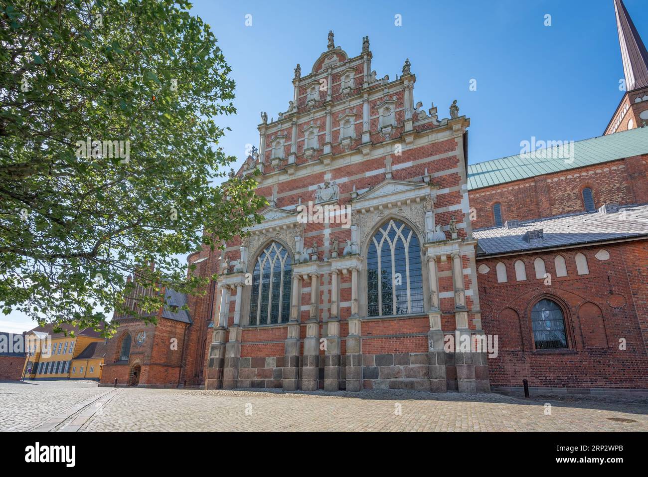 Fassade der Kathedrale von Roskilde mit Außenfassade der Kapelle von Christian IV - Roskilde, Dänemark Stockfoto