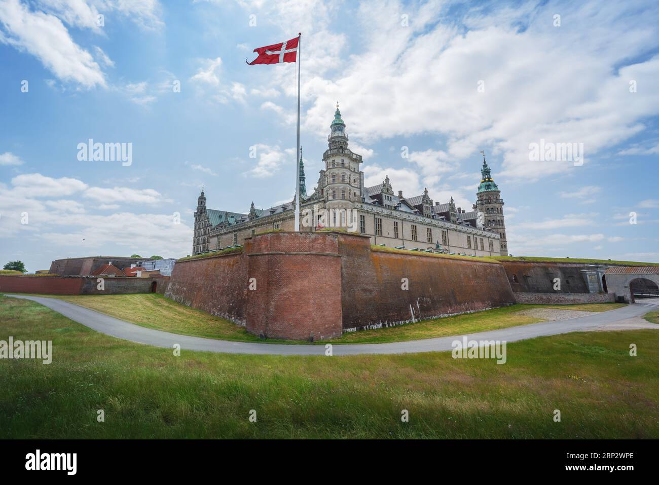 Blick auf Schloss Kronborg mit dänischer Flagge - Helsingor, Dänemark Stockfoto