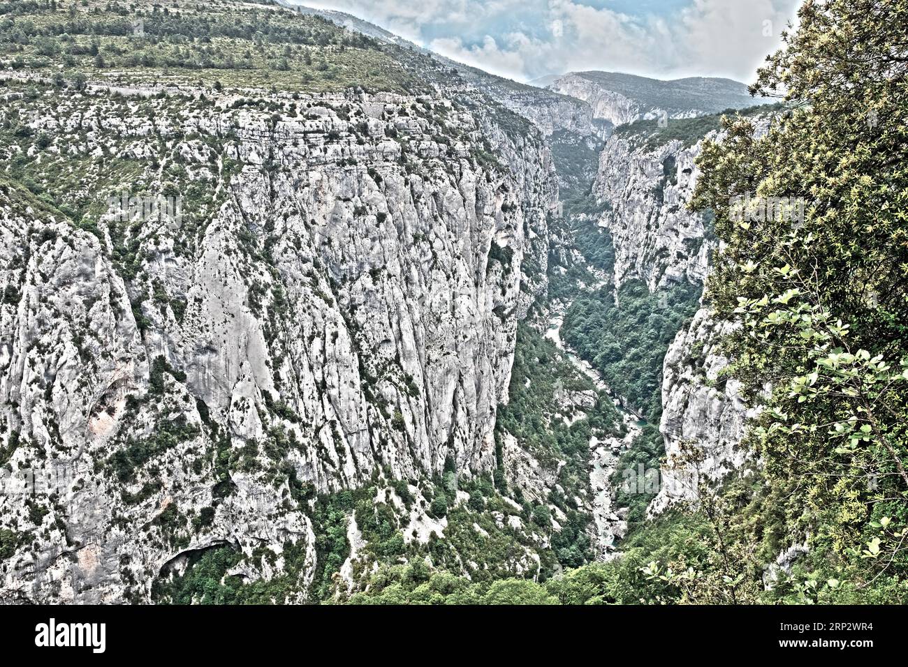 Foto mit reduzierter dynamischer Bereichssättigung HDR-Ansicht in die steile, schmale Felsschlucht Gorges du Verdon Grand Canyon de Verdon Verdon Gorge, Var Stockfoto