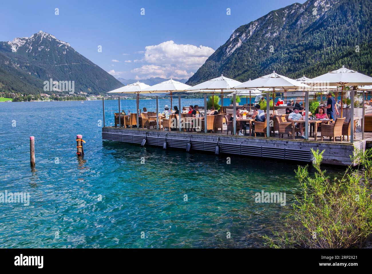 Restaurantterrasse am See, Pertisau, Achensee, Tirol, Österreich Stockfoto