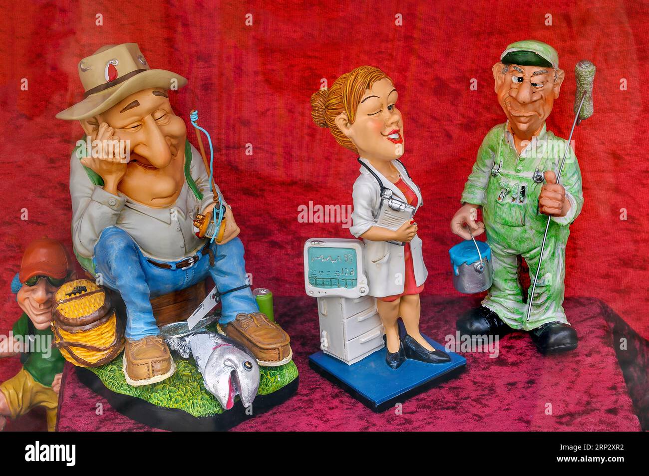 Schaufenster mit lustigen Keramikfiguren verschiedener Berufe, Allgaeu, Bayern, Deutschland Stockfoto