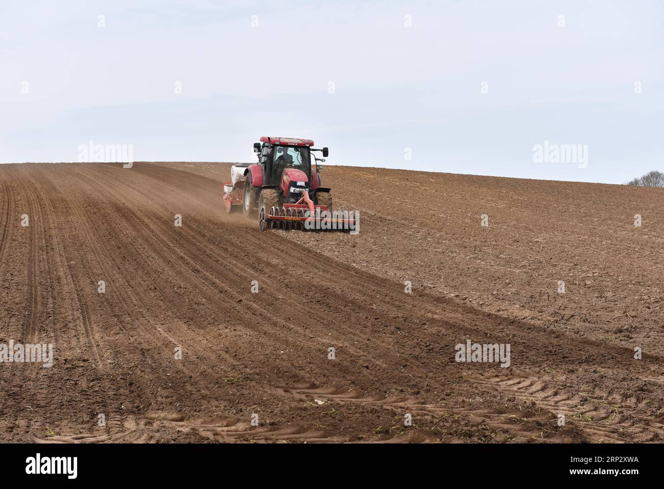 Traktor mit Sämaschine auf einem Feld Stockfoto