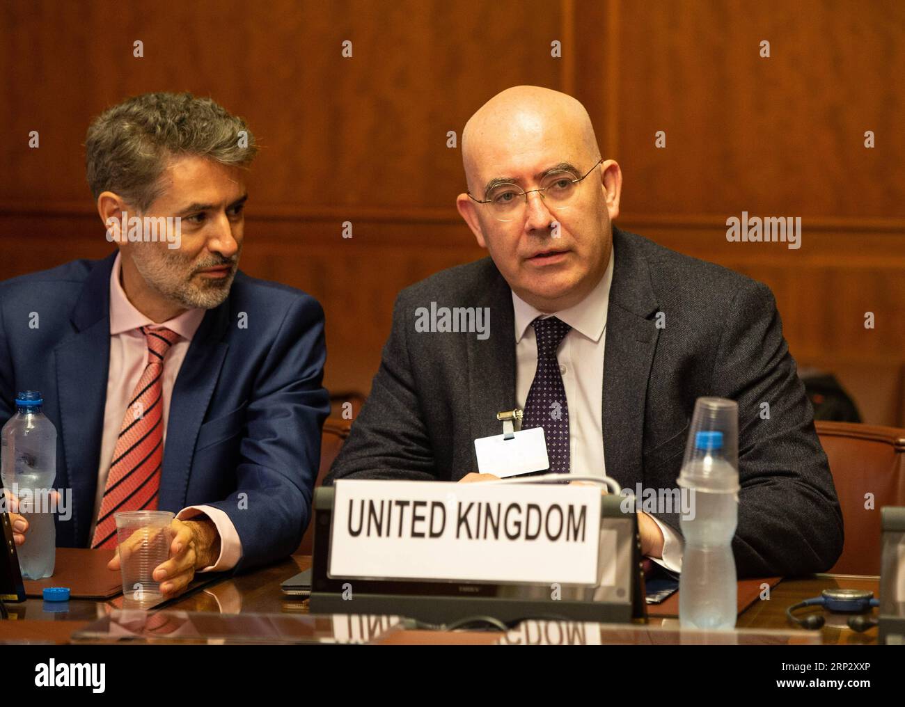 (180914)-- GENF, 14. September 2018 -- der Sondergesandte des Vereinigten Königreichs für Syrien, Martin Longden (R), nimmt an einem Treffen im Rahmen der Konsultationen über Syrien im Europäischen Hauptquartier der Vereinten Nationen in Genf, Schweiz, 14. September 2018 Teil. Vertreter aus Ägypten, Frankreich, Deutschland, Jordanien, Saudi-Arabien, das Vereinigte Königreich und die Vereinigten Staaten trafen sich am Freitag mit dem UN-Sondergesandten des Generalsekretärs für Syrien zur Diskussionssituation in Syrien. POOL/) KONSULTATIONEN SCHWEIZ-GENF-UN-SYRIEN XUXJINQUAN PUBLICATIONXNOTXINXCHN Stockfoto