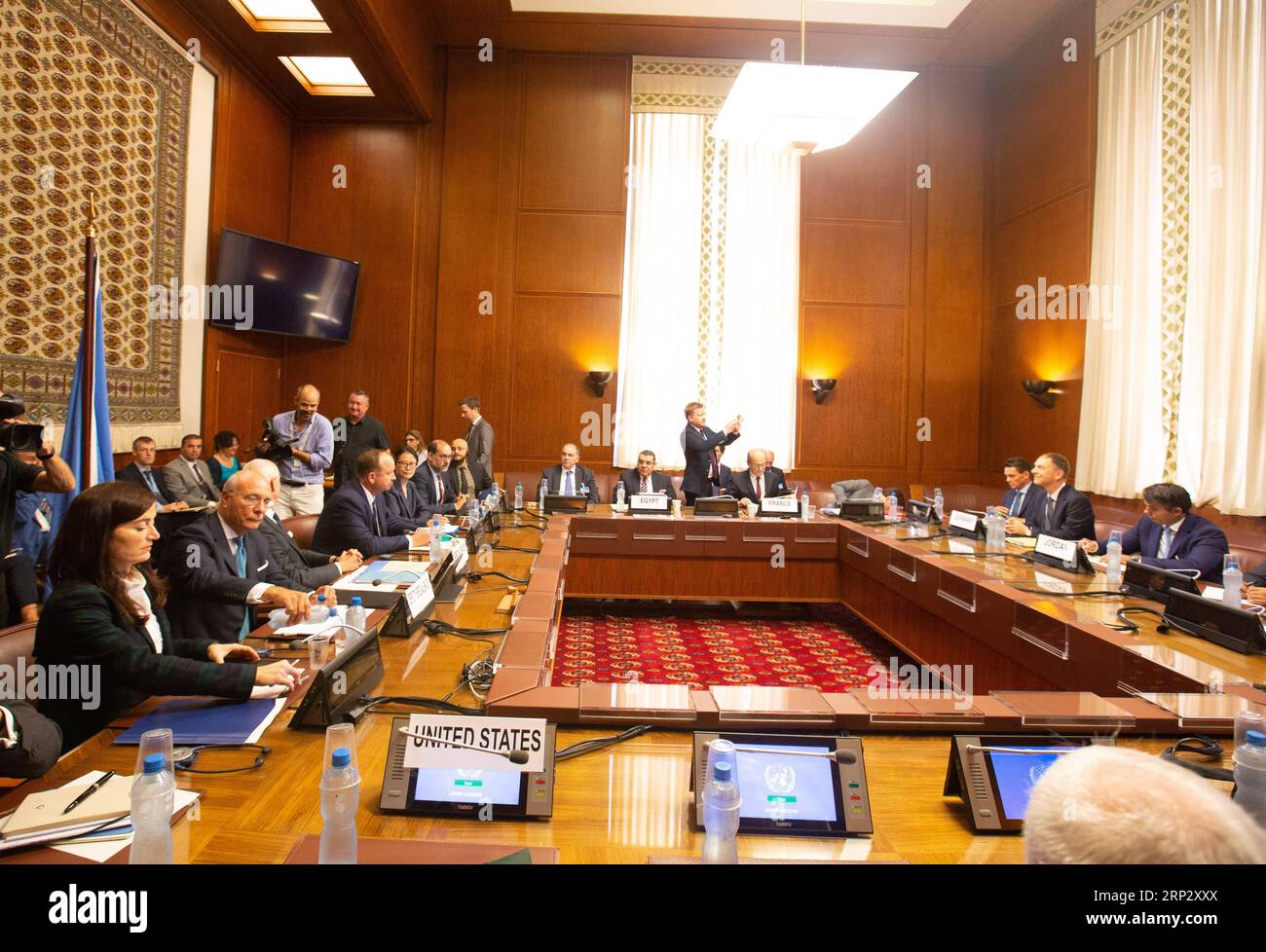 (180914)-- GENF, 14. September 2018 -- Foto vom 14. September 2018 zeigt ein Treffen während der Konsultationen zu Syrien in Genf, Schweiz. Vertreter aus Ägypten, Frankreich, Deutschland, Jordanien, Saudi-Arabien, das Vereinigte Königreich und die Vereinigten Staaten trafen sich am Freitag mit dem UN-Sondergesandten des Generalsekretärs für Syrien zur Diskussionssituation in Syrien. POOL/) KONSULTATIONEN SCHWEIZ-GENF-UN-SYRIEN XUXJINQUAN PUBLICATIONXNOTXINXCHN Stockfoto