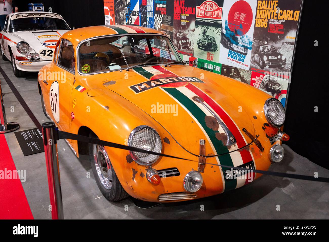 Vorderansicht des orangefarbenen Porsche 356 C 1600 Rennwagens von 1964 mit italienischem Kennzeichen, Martini-Schriftzug und italienischer Flagge auf der „75 Jahre Porsche Sportwagen Jubiläum“-Show im Juni 2023 in Sofia, Bulgarien, Osteuropa, Balkan, EU Stockfoto