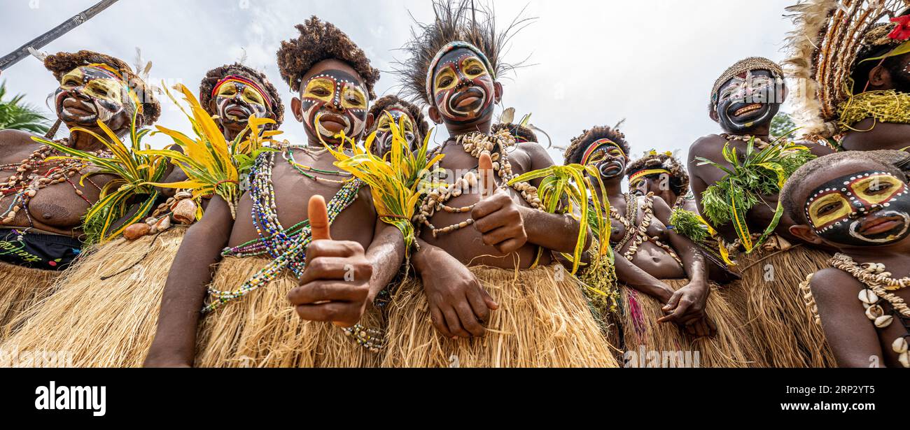 Tänzerinnen in Kriegsmalerei, Yam Harvest Festival in MAPRIK, Papua-Neuguinea Stockfoto