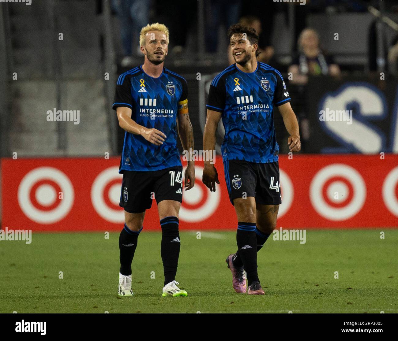 September 2023 San Jose, CA USA San Jose Mittelfeldspieler Jackson Yueill(14) geht mit Forward Cade Cowell (44) nach einem Tor in das Spiel zwischen Minnesota United FC und den San Jose Earthquakes. Das Spiel endet mit einem Unentschieden 1-1 im PayPal Park San Jose Calif Thurman James/CSM Stockfoto