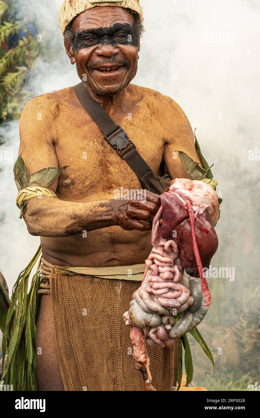 Ferkel ausweiden, singen, Festival, Mount Hagen, Papua-Neuguinea Stockfoto