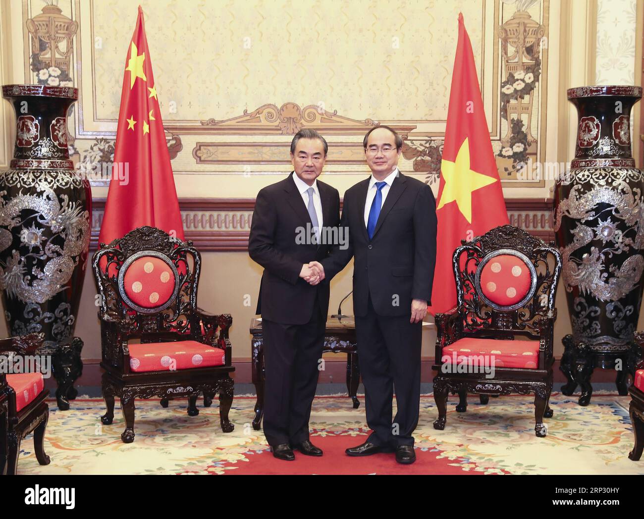 (180915) -- HO CHI MINH CITY, 15. SEPTEMBER 2018 -- der chinesische Staatsrat und Außenminister Wang Yi (L) trifft sich mit Nguyen Thien Nhan, Sekretär des Parteikomitees der Stadt Ho Chi Minh und Mitglied des Politischen Büros des Zentralkomitees der Kommunistischen Partei Vietnams, in Ho Chi Minh City, Vietnam, 15. September 2018. ) VIETNAM-HO CHI MINH CITY-WANG YI-MEETING LIXGANG PUBLICATIONXNOTXINXCHN Stockfoto