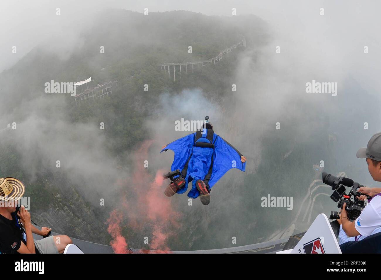 (180915) -- ZHANGJIAJIE, 15. September 2018 -- Gabriel Lott aus Brasilien nimmt am World Wingsuit League China Grand Prix in Zhangjiajie, Provinz Hunan in Zentralchina, 15. September 2018 Teil. ) (SP)CHINA-ZHANGJIAJIE-WORLD WINGSUIT LEAGUE-CHINA GRAND PRIX (CN) ZHANGXXIAOYU PUBLICATIONXNOTXINXCHN Stockfoto