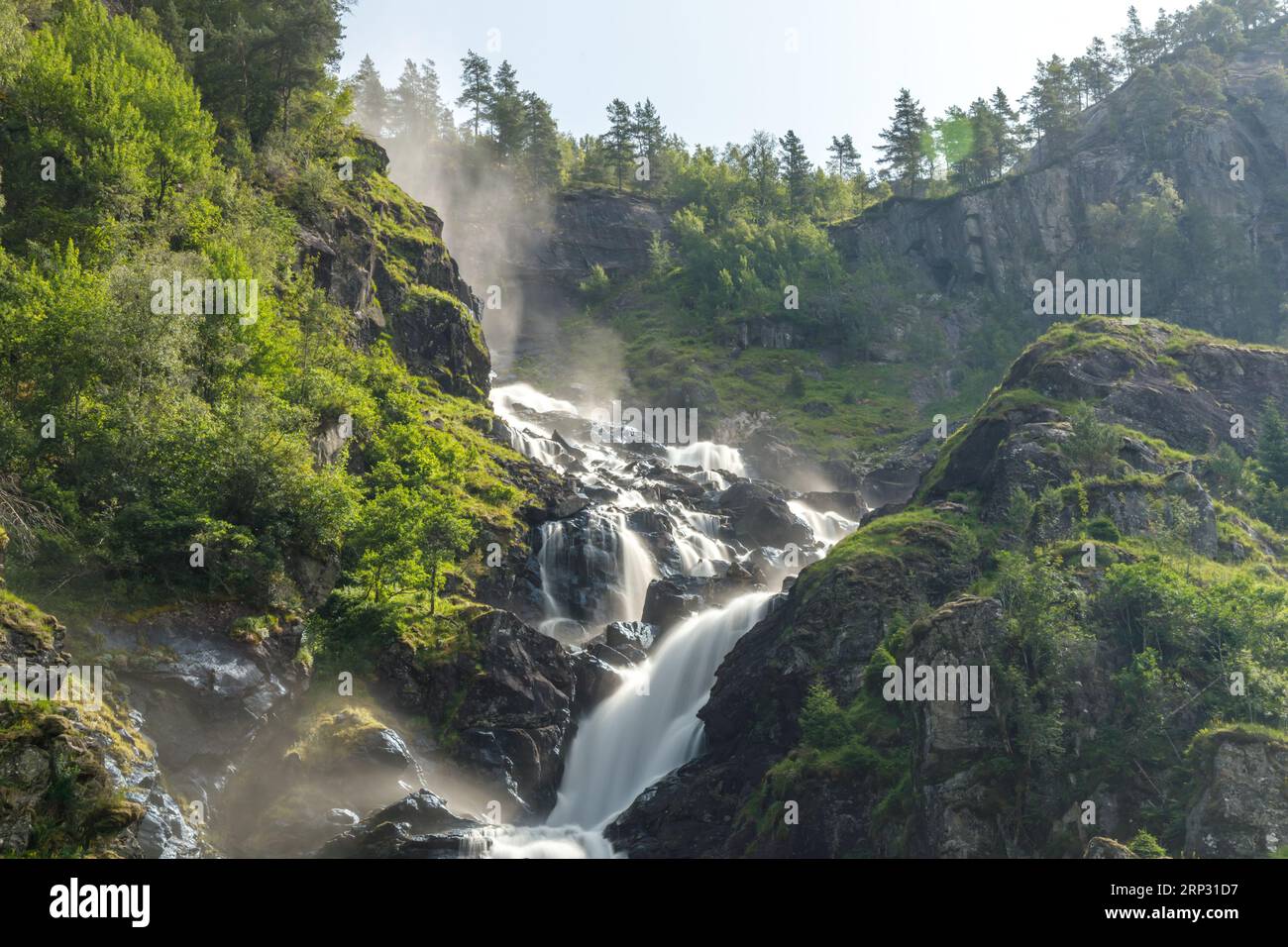 Latefossen ist einer der meistbesuchten Wasserfälle in Norwegen und befindet sich in der Nähe von Skare und Odda in der Region Hordaland, Norwegen. Besteht aus zwei getrennten Stockfoto