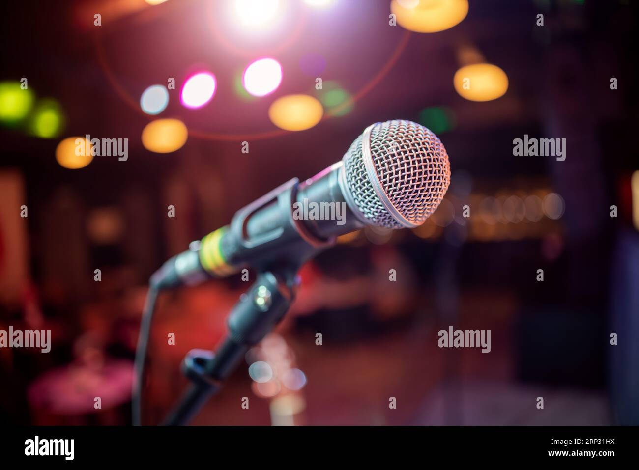 Öffentliche Aufführung auf der Bühne Mikrofon auf der Bühne vor dem Hintergrund des Auditoriums. Geringe Feldtiefe. Stockfoto
