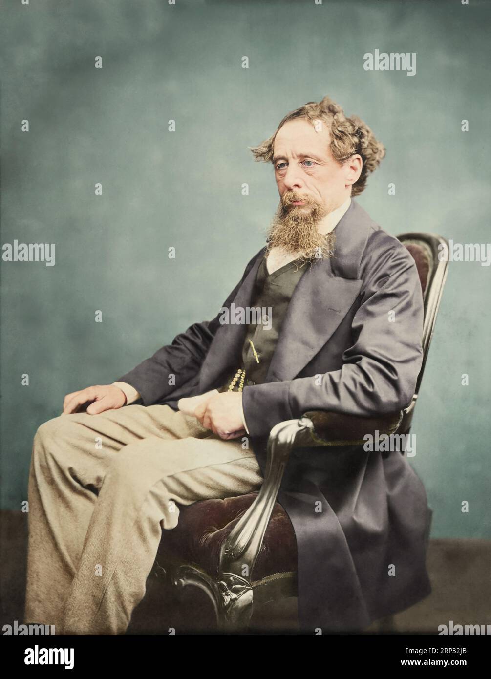 Albumfotografie von Charles Dickens, um 1860, sitzt in einem Sessel und schaut nach links. Stockfoto