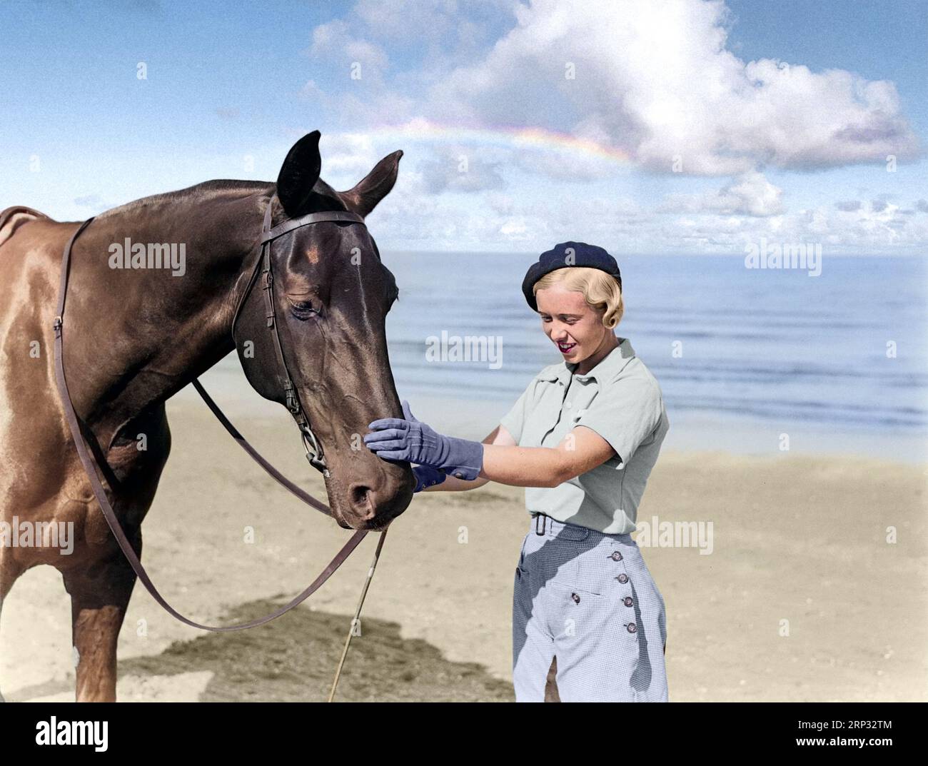 Frau, vielleicht ein Modemodel, mit einem Pferd am Strand von Scheveningen, Niederlande. Fotograf: Willem van de Poll. Datum: Unbekannt. Der Himmel hat es Stockfoto