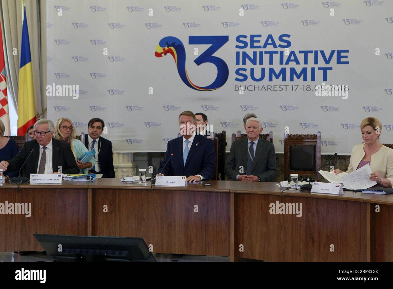 (180918) -- BUKAREST, 18. September 2018 -- der Präsident der Europäischen Kommission (EG) Jean-Claude Juncker (L, Front), der rumänische Präsident Klaus Iohannis (C, Front) und die kroatische Präsidentin Kolinda Grabar-Kitarovic (1. R) nehmen am 18. September 2018 an dem dritten Gipfel der Initiative „drei Meere“ in Bukarest (Rumänien) Teil. Europa muss mit zwei Lungen atmen, einer im Osten und einer im Westen, und der Schwerpunkt muss auf der Zusammenarbeit liegen, wobei eine gemeinsame Sprache verwendet werden muss, sagte der Präsident der Europäischen Kommission Jean-Claude Juncker am Dienstag auf dem dritten Gipfel der Initiative "drei Meere". (wtc) RUMÄNIEN-BUKAREST- Stockfoto