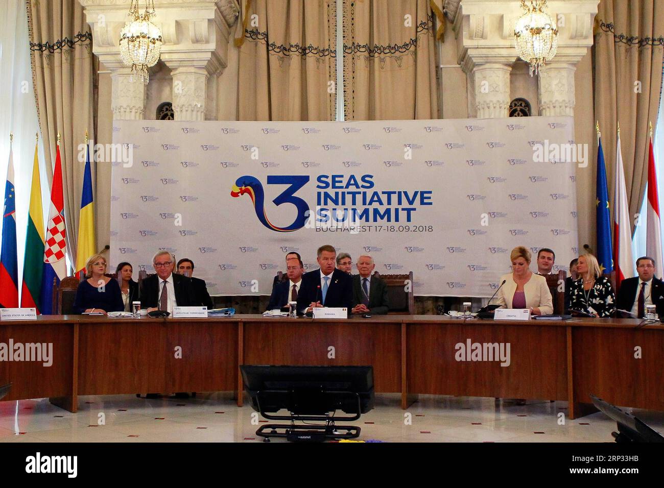 (180918) -- BUKAREST, 18. September 2018 -- der Präsident der Europäischen Kommission (EG) Jean-Claude Juncker (L, Front), der rumänische Präsident Klaus Iohannis (C, Front) und die kroatische Präsidentin Kolinda Grabar-Kitarovic (R, Front) nehmen am 18. September 2018 an dem dritten Gipfel der Initiative „drei Meere“ in Bukarest (Rumänien) Teil. Europa muss mit zwei Lungen atmen, einer im Osten und einer im Westen, und der Schwerpunkt muss auf der Zusammenarbeit liegen, wobei eine gemeinsame Sprache verwendet werden muss, sagte der Präsident der Europäischen Kommission Jean-Claude Juncker am Dienstag auf dem dritten Gipfel der Initiative "drei Meere". (wtc) RUMÄNIEN-BUCHARE Stockfoto