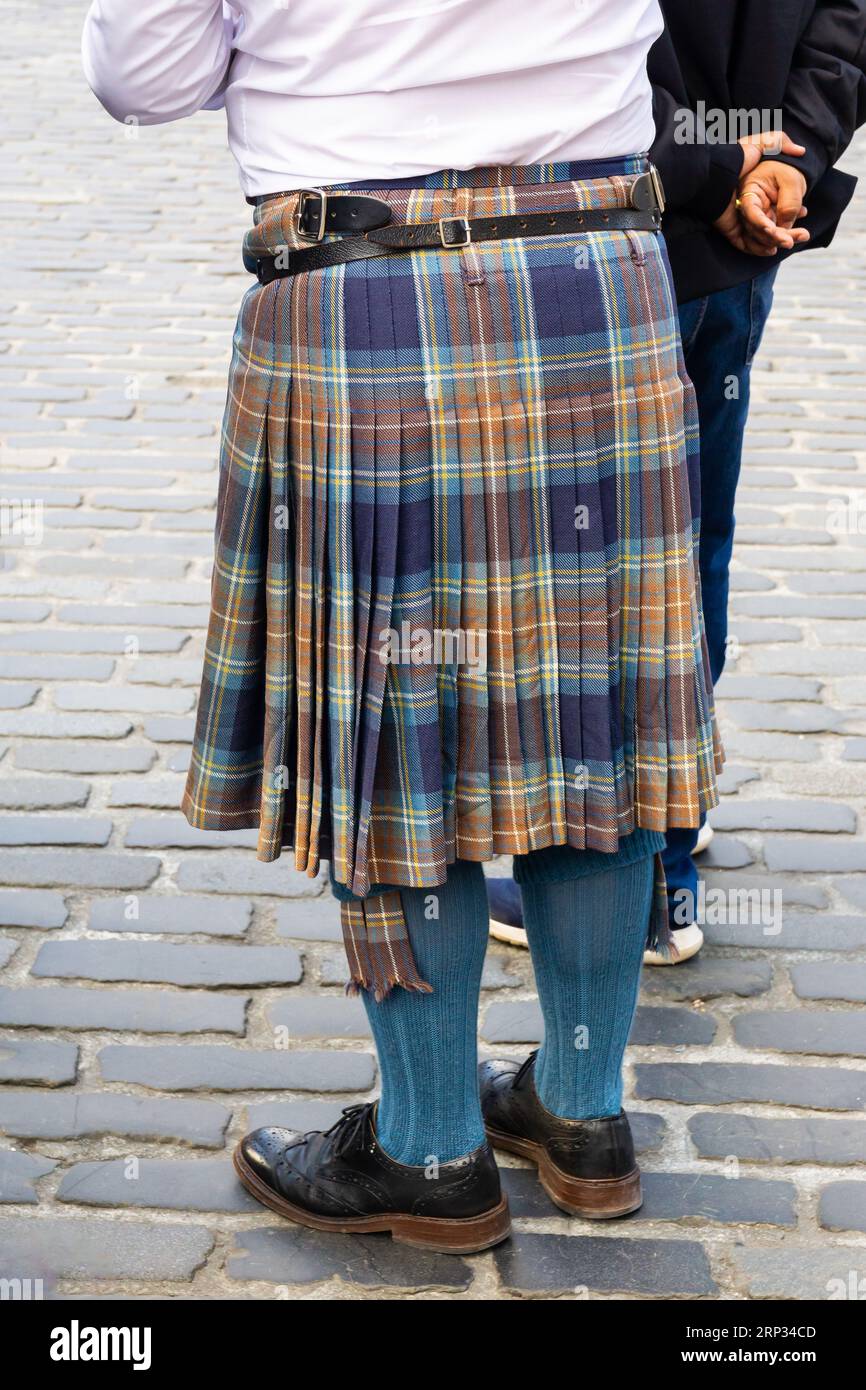 Unbekannter Mann, der traditionelle schottische Kilts mit Schottenstoff trägt. Vertikale Aufnahme Stockfoto