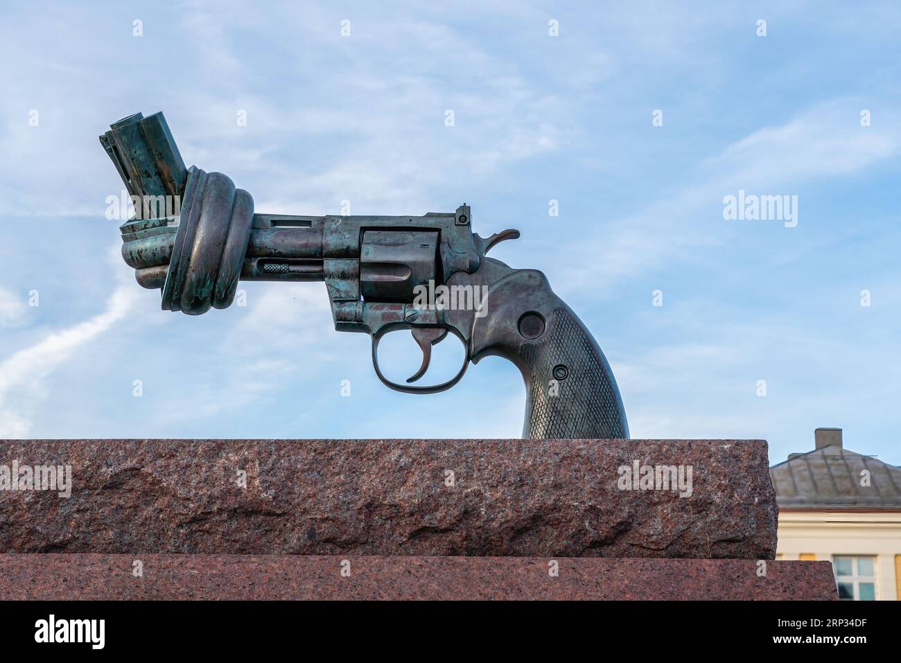 Knotted Gun - Gewaltfreie Skulptur von Carl Fredrik Reutersward - Malmö, Schweden Stockfoto