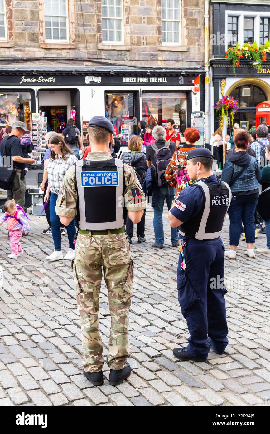 Edinburgh, Schottland, Großbritannien - 15. August 2023: Polizeibeamter der Royal Air Force und ein Polizeibeamter der Royal Navy bewachen die Straße auf der Royal Mile in Edinburgh Stockfoto