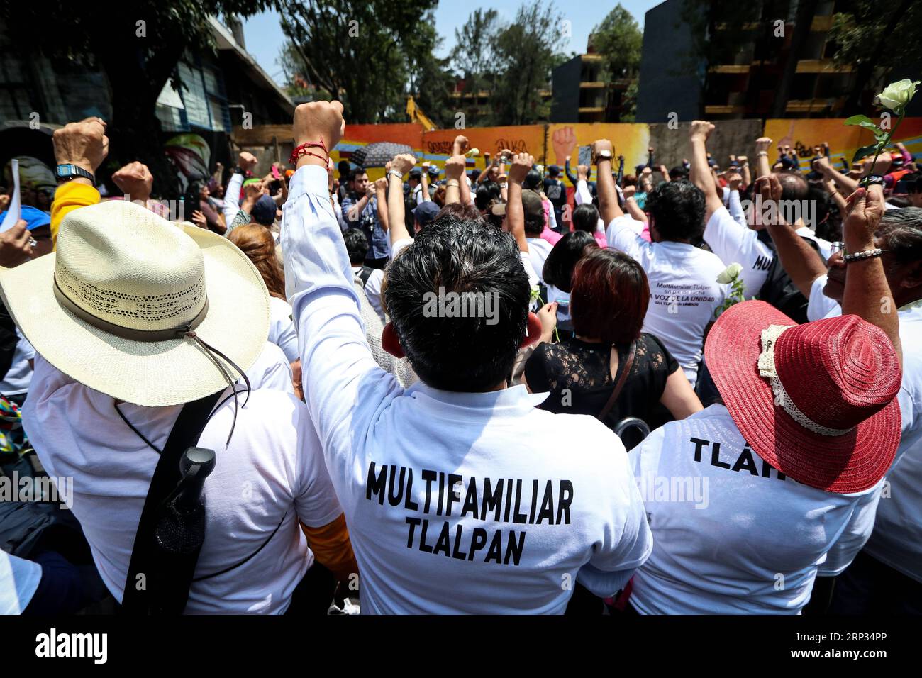 (180920) -- MEXIKO-STADT, 20. September 2018 -- Menschen nehmen an der Gedenkfeier zum ersten Jahrestag des Erdbebens der Stärke 7,1 vom 19. September 2017 in Tlalpan Teil, einem Mehrfamilienhaus, das nach dem Erdbeben in Mexiko-Stadt, der Hauptstadt Mexikos, am 19. September 2018 zusammenbrach. Francisco Canedo) (dtf) MEXIKO-MEXIKO-STADT-GEDENKTAG-ERDBEBEN und FranciscoxCa?edo PUBLICATIONxNOTxINxCHN Stockfoto