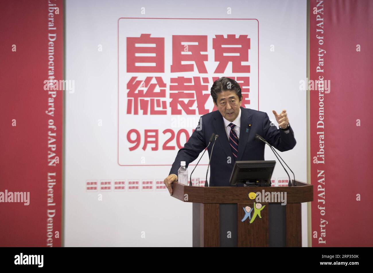 (180920) -- TOKIO, 20. September 2018 -- der japanische Premierminister Shinzo Abe nimmt an einer Pressekonferenz Teil, nachdem er am 20. September 2018 eine dritte Amtszeit in Folge als Präsident der herrschenden Liberal Democratic Party (LDP) in Tokio, Japan, gewonnen hat. ) (dh) JAPAN-TOKIO-ABE-LDP DuxXiaoyi PUBLICATIONxNOTxINxCHN Stockfoto