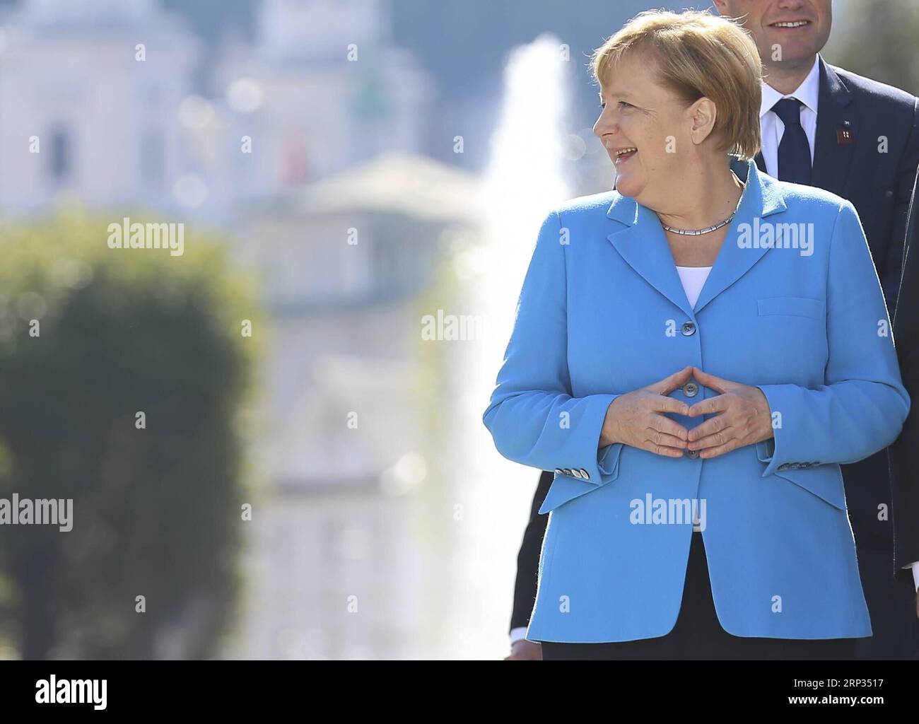 (180920) -- SALZBURG, 20. September 2018 -- Bundeskanzlerin Angela Merkel reagiert auf ein Familienbild beim informellen EU-Gipfel in Salzburg, Österreich, 20. September 2018. Die Staats- und Regierungschefs der Europäischen Union (EU) haben am Mittwoch einen zweitägigen informellen Gipfel in der österreichischen Stadt Salzburg eingeleitet, der sich mit den kontroversen Fragen der Migration und des Brexits befasst. (dh) ÖSTERREICH-SALZBURG-EU-INFORMELLER GIPFEL YexPingfan PUBLICATIONxNOTxINxCHN Stockfoto