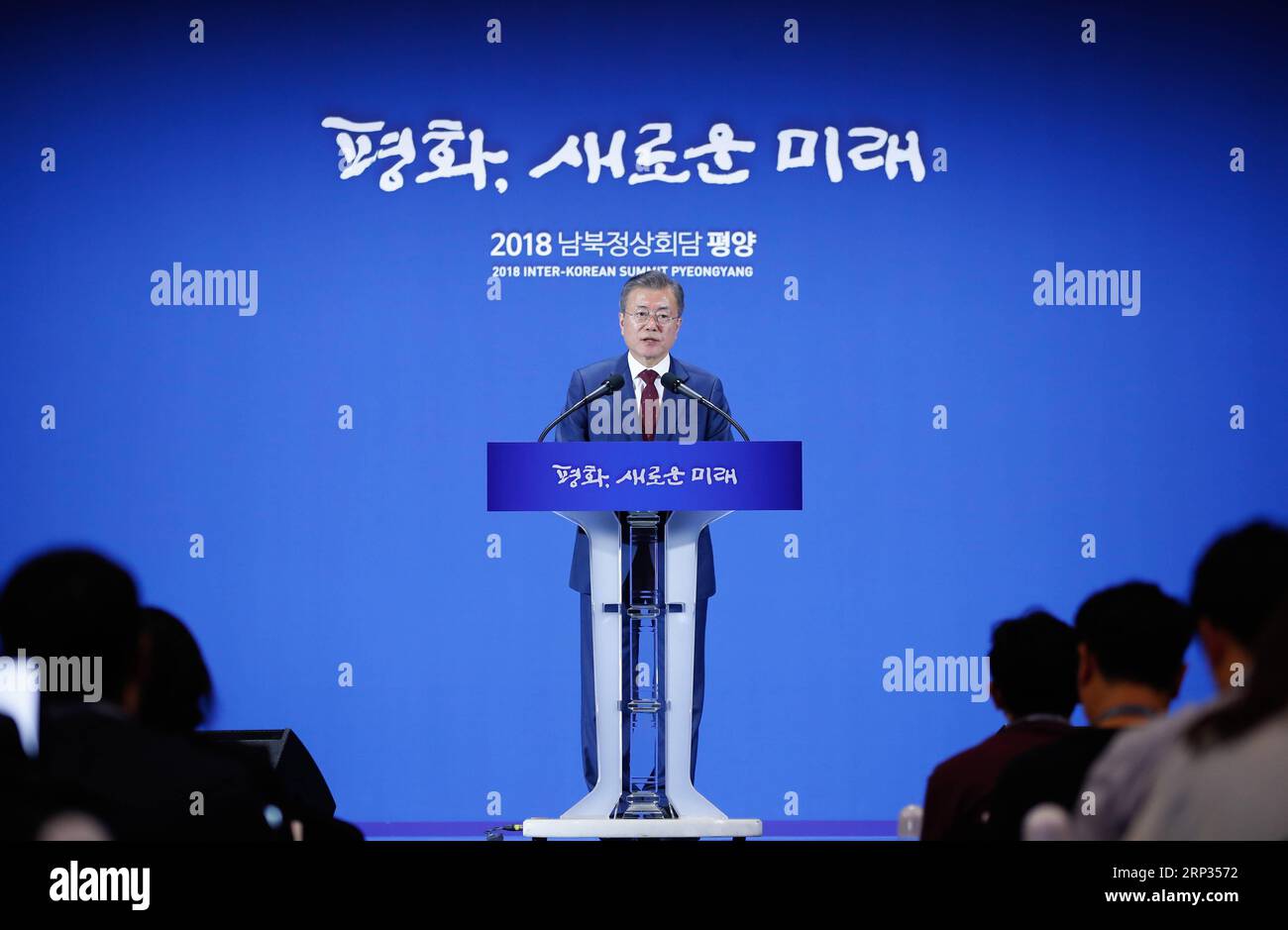 (180920) -- SEOUL, 20. September 2018 -- der südkoreanische Präsident Moon Jae-in spricht am 20. September 2018 im Seoul-Pressezentrum in Seoul, Südkorea. Der südkoreanische Präsident Moon Jae-in sagte am Donnerstag, dass Kim Jong UN, der Spitzenführer der Demokratischen Volksrepublik Korea (DVRK), seine Hoffnung zum Ausdruck gebracht habe, während des interkoreanischen Gipfels in Pjöngjang rasch seinen zweiten Gipfel mit US-Präsident Donald Trump abzuhalten. )(dh) SÜDKOREA-SEOUL-MOON JAE-IN-SPEECH WangxJingqiang PUBLICATIONxNOTxINxCHN Stockfoto