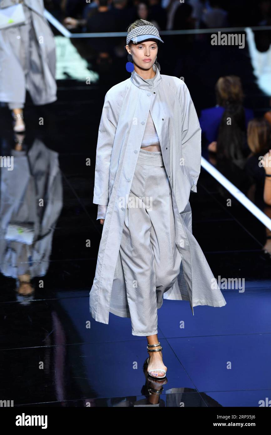 (180920) -- MAILAND, 20. September 2018 -- Ein Model läuft auf der Emporio Armani Fashion Show während der Mailänder Fashion Week Frühjahr/Sommer 2019 in Mailand, Italien, am 20. September 2018. ) ITALIEN-MAILAND-FASHION WEEK-EMPORIO ARMANI ALBERTOXLINGRIA PUBLICATIONXNOTXINXCHN Stockfoto