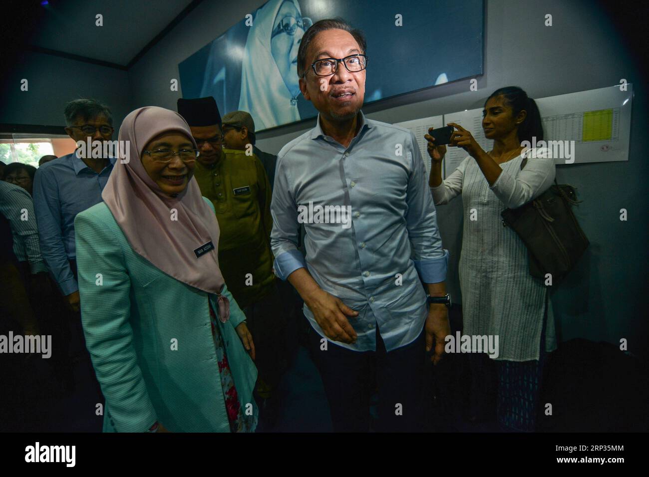 (180921) -- PETALING JAYA, 21. September 2018 -- Malaysischer ehemaliger stellvertretender Premierminister Anwar Ibrahim (C) kommt am 21. September 2018 zu einer Pressekonferenz in Petaling Jaya bei Kuala Lumpur, Malaysia. Der ehemalige stellvertretende Premierminister Anwar Ibrahim wurde am Freitag zum Kandidaten für eine Nachwahl für einen Parlamentssitz erklärt. (Zhf) MALAYSIA-PETALING JAYA-ANWAR IBRAHIM-KANDIDAT ChongxVoonxChung PUBLICATIONxNOTxINxCHN Stockfoto