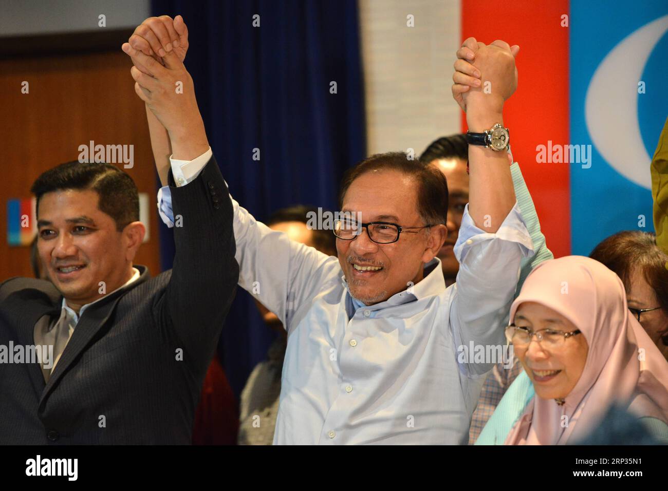 (180921) -- PETALING JAYA, 21. September 2018 -- malaysischer ehemaliger stellvertretender Premierminister Anwar Ibrahim (C) nimmt am 21. September 2018 an einer Pressekonferenz in Petaling Jaya bei Kuala Lumpur, Malaysia, Teil. Der ehemalige stellvertretende Premierminister Anwar Ibrahim wurde am Freitag zum Kandidaten für eine Nachwahl für einen Parlamentssitz erklärt. (Zhf) MALAYSIA-PETALING JAYA-ANWAR IBRAHIM-KANDIDAT ChongxVoonxChung PUBLICATIONxNOTxINxCHN Stockfoto