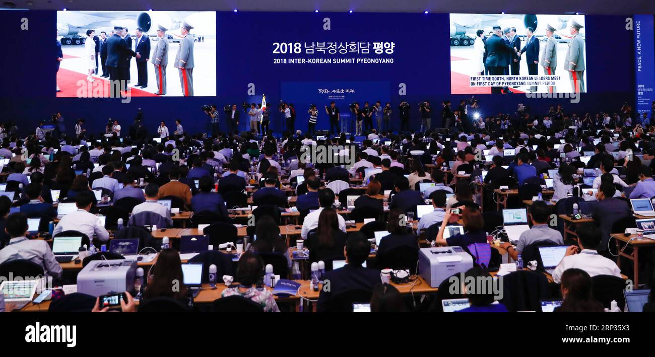 (180921) -- PEKING, 21. September 2018 -- Journalisten sehen sich eine Live-Übertragung der Ankunft des südkoreanischen Präsidenten Moon Jae-in am internationalen Flughafen Pjöngjang im Pressezentrum des Interkoreanischen Gipfels 2018 in Seoul, Südkorea, am 18. September 2018 an. UM MIT Xinhua Schlagzeilen: Koreas verbessern Beziehungen, warten US-Reaktion in denuke Gespräche. ) Xinhua Schlagzeilen: Koreas verbessern Beziehungen, warten auf die Reaktion der USA in denuke Gespräche WangxJingqiang PUBLICATIONxNOTxINxCHN Stockfoto