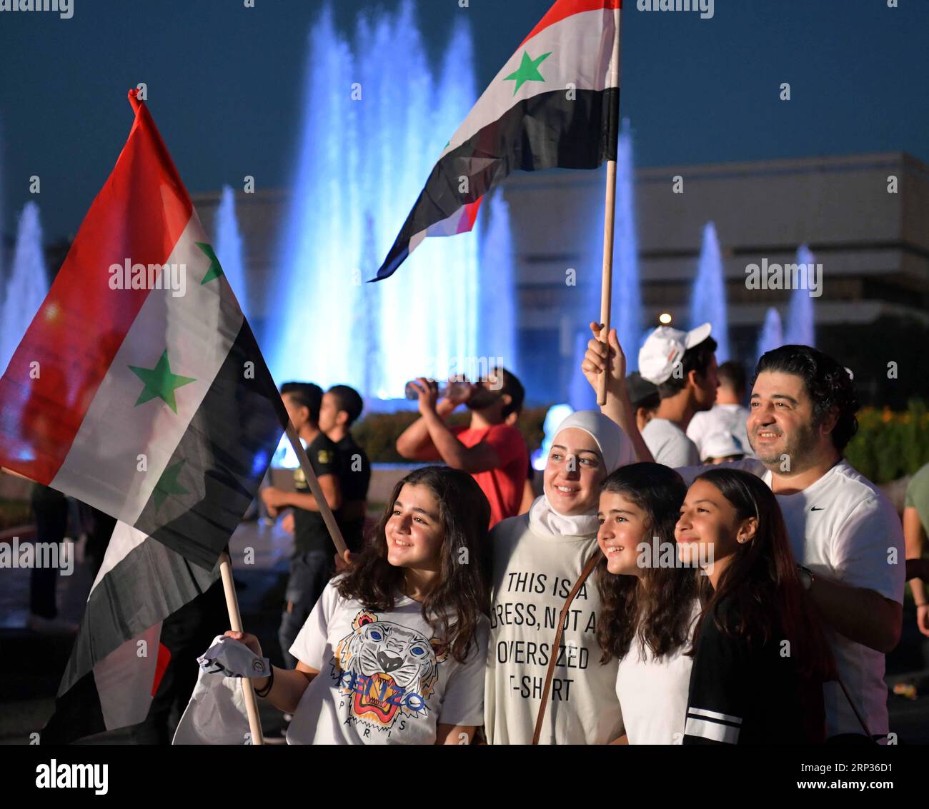 (180922) -- DAMASKUS, 22. September 2018 -- Menschen nehmen an einer Feier zum Internationalen Tag des Friedens in Damaskus, der Hauptstadt Syriens, am 21. September 2018 Teil. Tausende Syrer nahmen am Freitag an Aktivitäten Teil, darunter ein landesweiter Marathon zum Internationalen Tag des Friedens, da der mehr als siebenjährige Krieg des Landes beendet ist. Der Internationale Tag des Friedens wird am 21. September gefeiert. ZU DEN Highlights: Tausende von Menschen zum Internationalen Tag des Friedens in Syrien (jmmn) SYRIEN-DAMASKUS-INTERNATIONALER TAG DER FRIEDENSFEIERN AmmarxSafarjalani PUBLICATIONxNOTxINxCHN Stockfoto