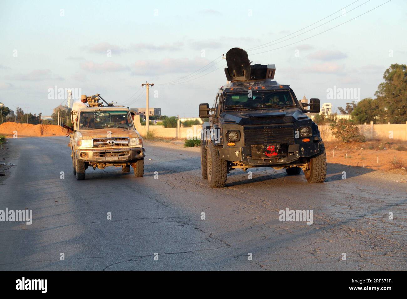 (180922) -- TRIPOLI, 22. September 2018 () -- Truppen, die der Regierung der nationalen Versöhnung treu sind, nehmen an den Kämpfen zwischen Kriegsparteien in Südtripolis, Libyen, 22. September 2018 Teil. Das libysche Gesundheitsministerium gab am Samstag bekannt, dass bei den Zusammenstößen am Freitag in der Hauptstadt Tripoli 10 Menschen getötet und 59 weitere verletzt wurden, darunter auch Zivilisten. () LIBYEN-TRIPOLI-CLASHES Xinhua PUBLICATIONxNOTxINxCHN Stockfoto