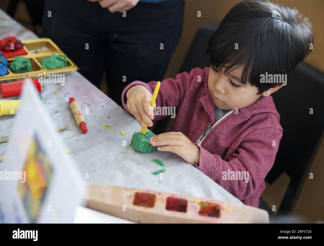 (180922) -- NEW YORK, 22. September 2018 -- Ein Kind macht Mondkuchen mit Plastilin während des Mid-Autumn Moon Family Festivals, das im Museum of Chinese in America (MOCA) in New York, USA, 22. September 2018 stattfindet. Das Museum of Chinese in America (MOCA) in New York veranstaltete am Samstag sein jährliches Mid-Autumn Moon Family Festival und feierte das bevorstehende chinesische Mid-Autumn Festival auf unterhaltsame Weise. ) U.S.-NEW YORK-MID-HERBSTFEST WANGXYING PUBLICATIONXNOTXINXCHN Stockfoto