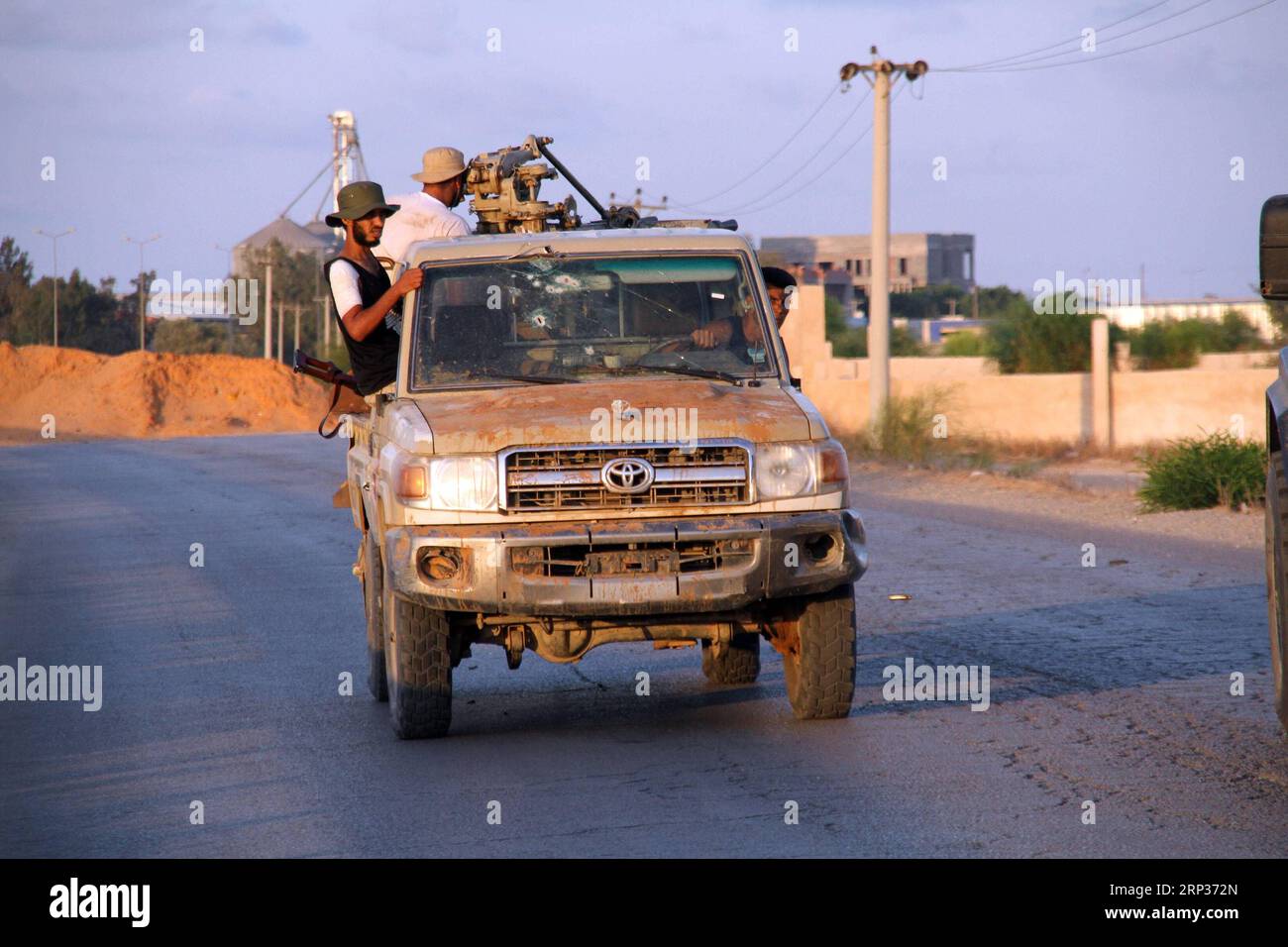 (180922) -- TRIPOLI, 22. September 2018 () -- Truppen, die der Regierung der nationalen Versöhnung treu sind, nehmen an den Kämpfen zwischen Kriegsparteien in Südtripolis, Libyen, 22. September 2018 Teil. Das libysche Gesundheitsministerium gab am Samstag bekannt, dass bei den Zusammenstößen am Freitag in der Hauptstadt Tripoli 10 Menschen getötet und 59 weitere verletzt wurden, darunter auch Zivilisten. () LIBYEN-TRIPOLI-CLASHES Xinhua PUBLICATIONxNOTxINxCHN Stockfoto