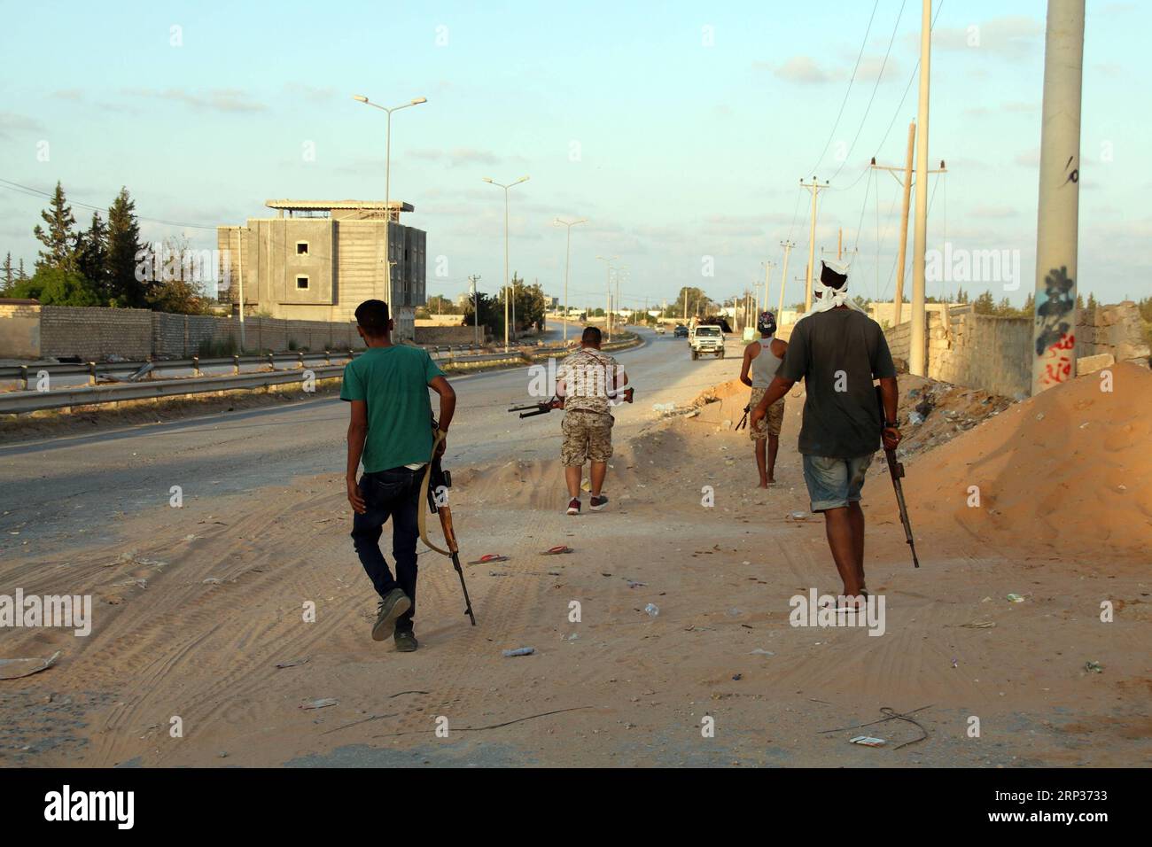 (180922) -- TRIPOLI, 22. September 2018 () -- Truppen, die der Regierung der nationalen Versöhnung treu sind, nehmen an den Kämpfen zwischen Kriegsparteien in Südtripolis, Libyen, 22. September 2018 Teil. Das libysche Gesundheitsministerium gab am Samstag bekannt, dass bei den Zusammenstößen am Freitag in der Hauptstadt Tripoli 10 Menschen getötet und 59 weitere verletzt wurden, darunter auch Zivilisten. () LIBYEN-TRIPOLI-CLASHES Xinhua PUBLICATIONxNOTxINxCHN Stockfoto