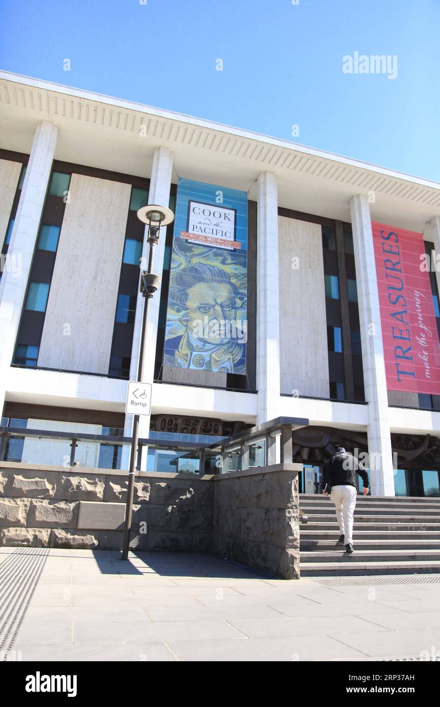 (180923) -- CANBERRA, 23. September 2018 -- Foto aufgenommen am 21. September 2018 zeigt ein Poster der Ausstellung an der Fassade der National Library of Australia in Canberra, Australien. Zweihundertfünfzig Jahre nachdem James Cook zu seiner ersten Reise in den Pazifik aufbrach, startete die National Library of Australia eine Ausstellung, um an den Kapitän zu erinnern, der das Land entdeckte. Die Ausstellung „Cook and the Pacific“, die vom 22. September bis 10. Februar 2019 stattfindet, erzählt die Geschichten von Cooks Reisen in den Pazifik und den reichen Kulturen, denen er begegnete. ZUM Spiel: Captain Cook s Worl erkunden Stockfoto