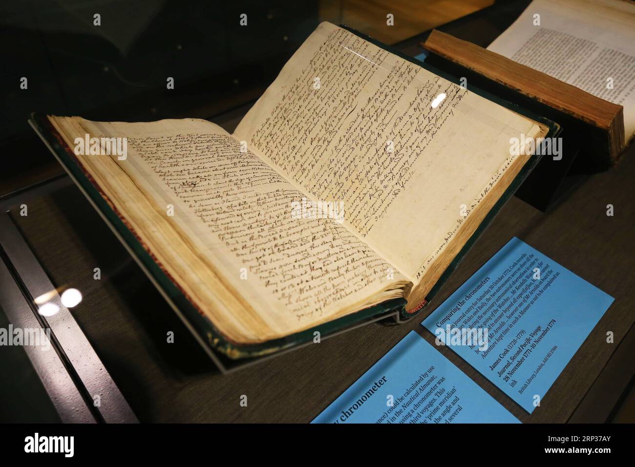 180923 -- CANBERRA, 23. September 2018 -- Foto aufgenommen am 21. September 2018 zeigt eine Reisetagebuch zur Ausstellung in der National Library of Australia, in Canberra, Australien. Zweihundertfünfzig Jahre nachdem James Cook zu seiner ersten Reise in den Pazifik aufbrach, startete die National Library of Australia eine Ausstellung, um an den Kapitän zu erinnern, der das Land entdeckte. Die Ausstellung „Cook and the Pacific“, die vom 22. September bis 10. Februar 2019 stattfindet, erzählt die Geschichten von Cooks Reisen in den Pazifik und den reichen Kulturen, denen er begegnete. ZUM MITNEHMEN: Die Welt von Captain Cook mit Australiern erkunden Stockfoto