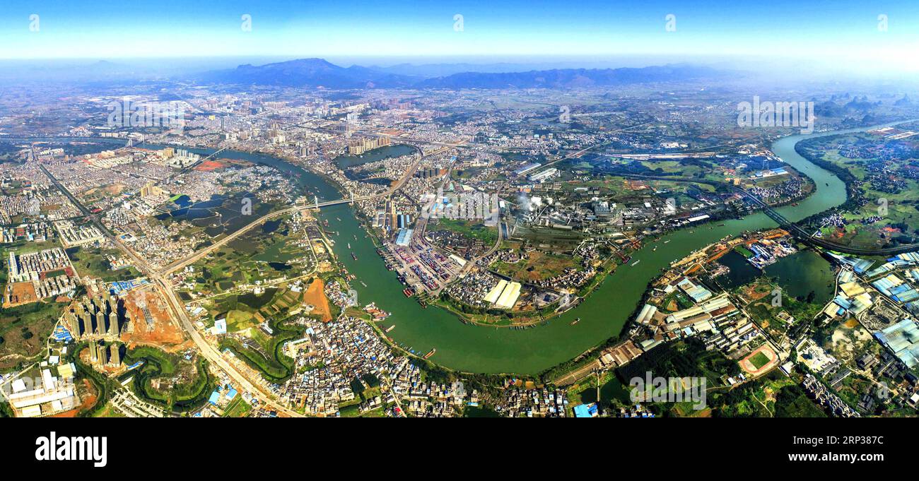 (180924) -- NANNING, 24. September 2018 -- Luftaufnahme vom 9. März 2018 zeigt den Blick auf die Stadt Guigang entlang des Xijiang Flusses, südchinesische autonome Region Guangxi Zhuang. Der Xijiang River ist eine wichtige Handelsroute im Südwesten Chinas. ) (Zyd) CHINA-GUANGXI-WATER CHANNEL (CN) ZHOUXHUA PUBLICATIONxNOTxINxCHN Stockfoto