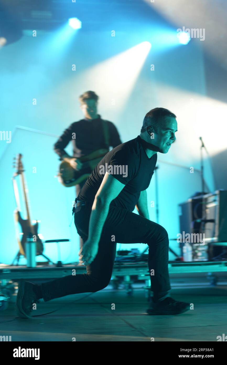 Dorset, Großbritannien. Samstag, 2. September 2023. Sam Herring of Future Islands trat 2023 beim End of the Road Festival in Larmer Tree Gardens in Dorset auf. Fototermin: Samstag, 2. September 2023. Foto sollte lauten: Richard Gray/Alamy Live News Stockfoto