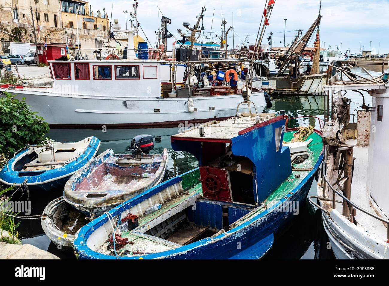 Fischerschiffe ein altes Boot im Handelshafen Sciacca, Fischerdorf in Sizilien, Italien Stockfoto