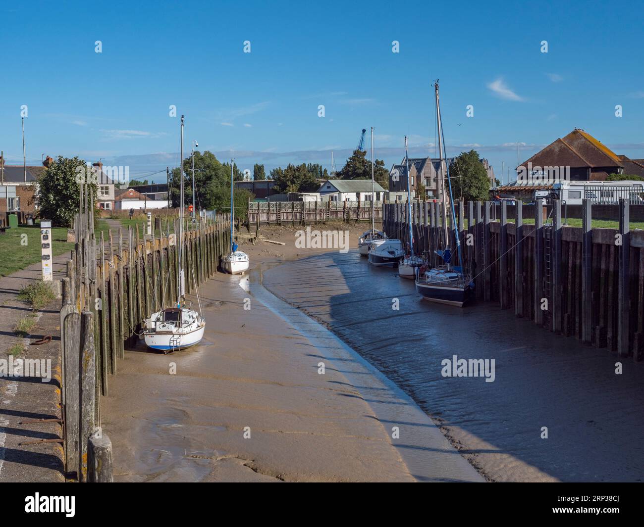 Blick auf Boote, die während der Flut auf dem River Brede in Rye, East Sussex, Großbritannien, stecken geblieben sind. Stockfoto