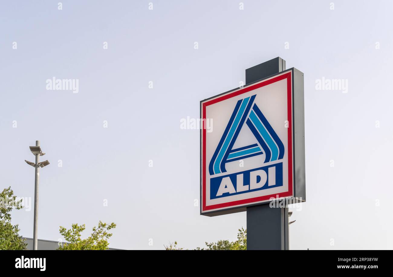 Palma de Mallorca, Spanien; 10. august 2023: Supermarkt der internationalen Supermarktkette Aldi bei Sonnenaufgang. Palma de Mallorca, Spanien Stockfoto