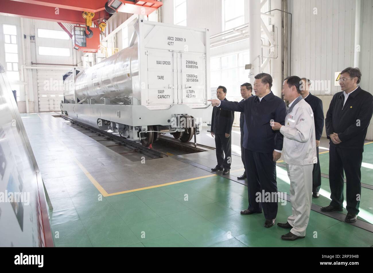 (180926) -- QIQIHAR, 26. September 2018 -- der chinesische Präsident Xi Jinping, ebenfalls Generalsekretär des Zentralkomitees der Kommunistischen Partei Chinas (CPC) und Vorsitzender der Zentralen Militärkommission, besucht am 26. September 2018 ein Forschungszentrum der China Railway Rolling Stock Corporation (CRRC) Qiqihar Co. in Qiqihar, Provinz Heilongjiang im Nordosten Chinas. XI inspizierte Qiqihar am Mittwoch. ) (Ry) CHINA-HEILONGJIANG-XI JINPING-INSPECTION (CN) WangxYe PUBLICATIONxNOTxINxCHN Stockfoto